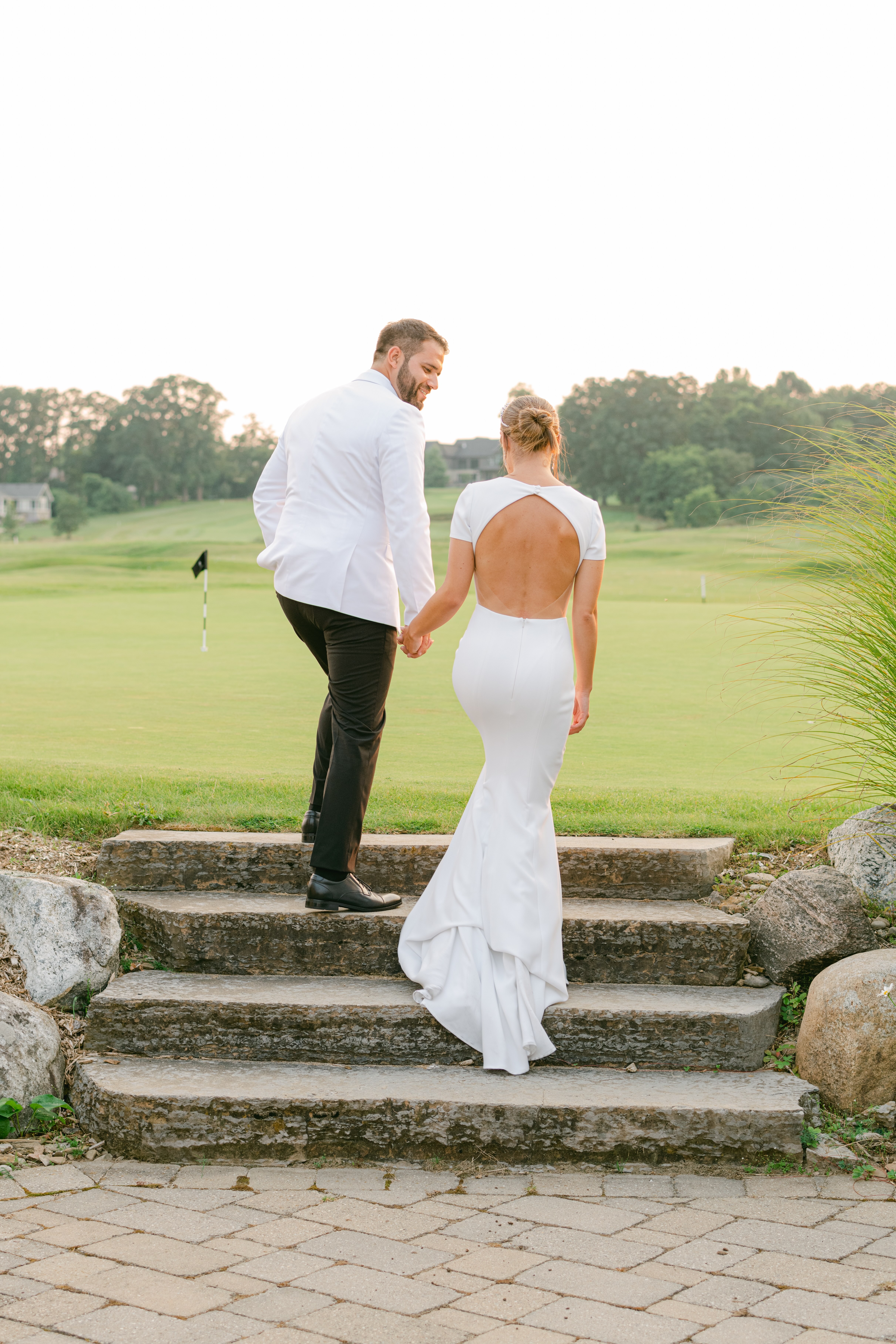 Image of a married couple on the golf course