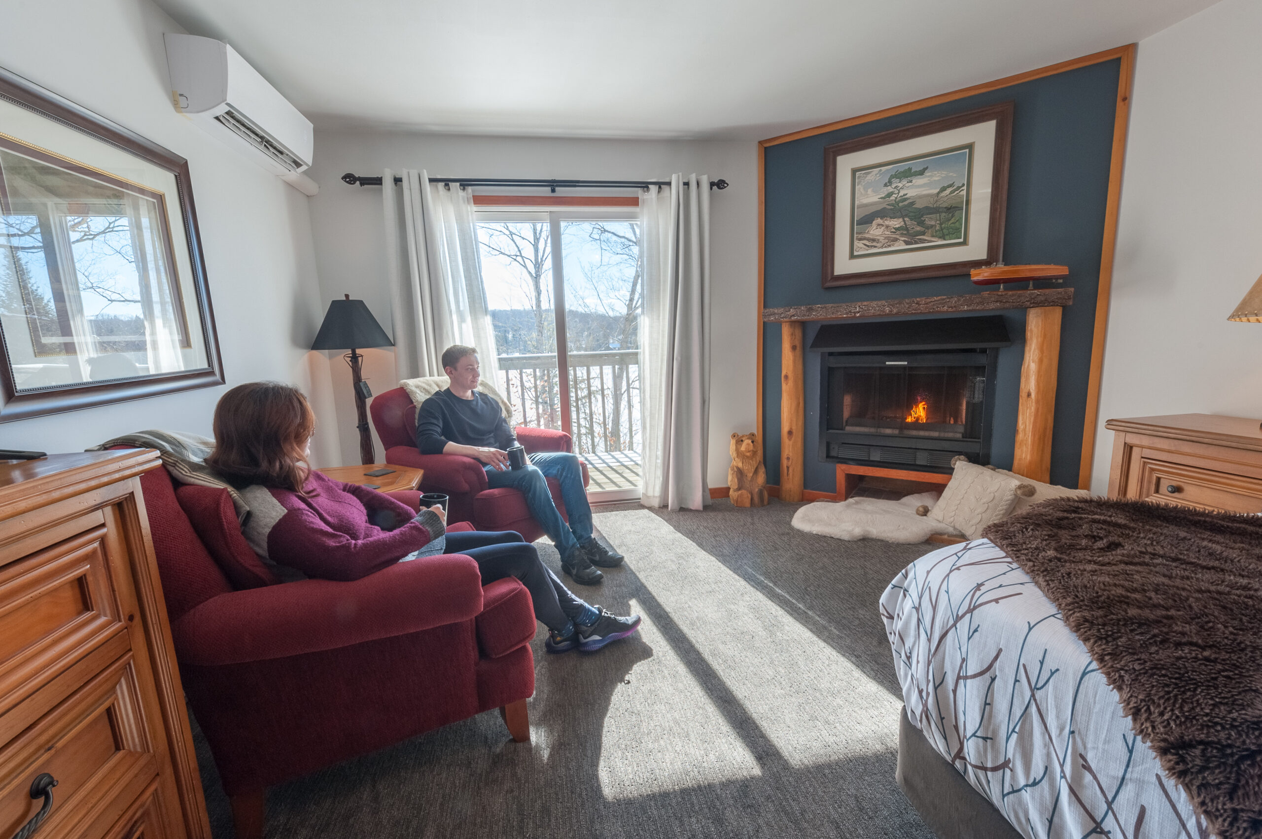 Couple sitting in a cottage - Heather Lodge - Resorts of Ontario