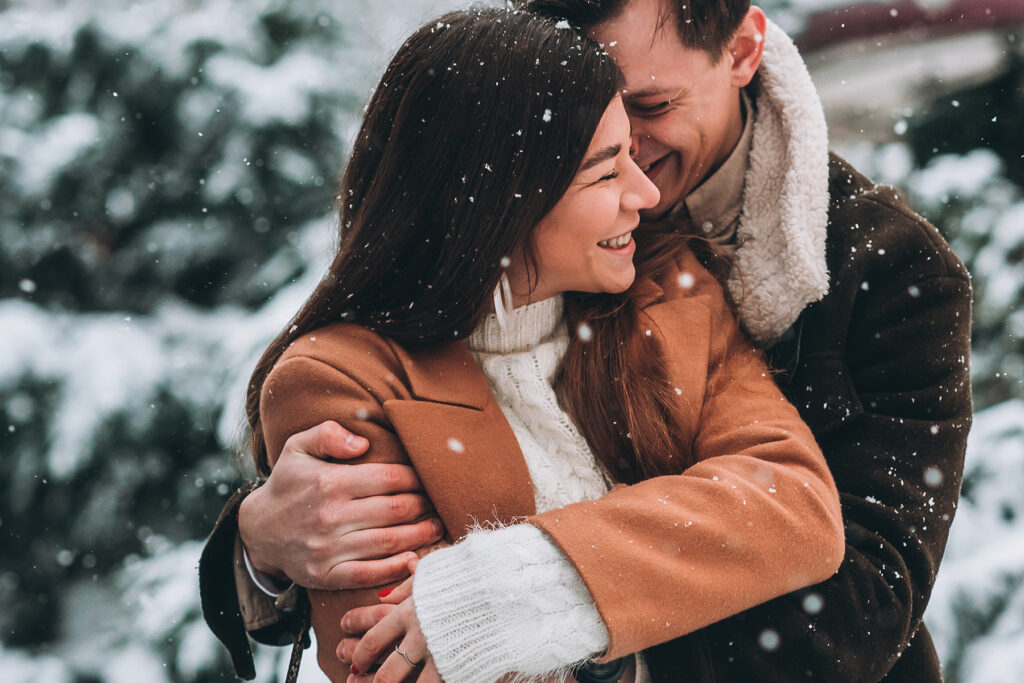 Image of a couple hugging in the winter time - Resorts of Ontario